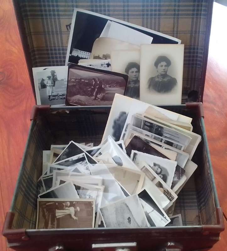 Antique and vintage "snapshots" and photos in vintage 25cm x 19cm x 10cm case. SEE DESCRIPTION,