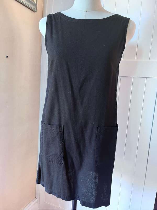 Short black dress with pockets - S