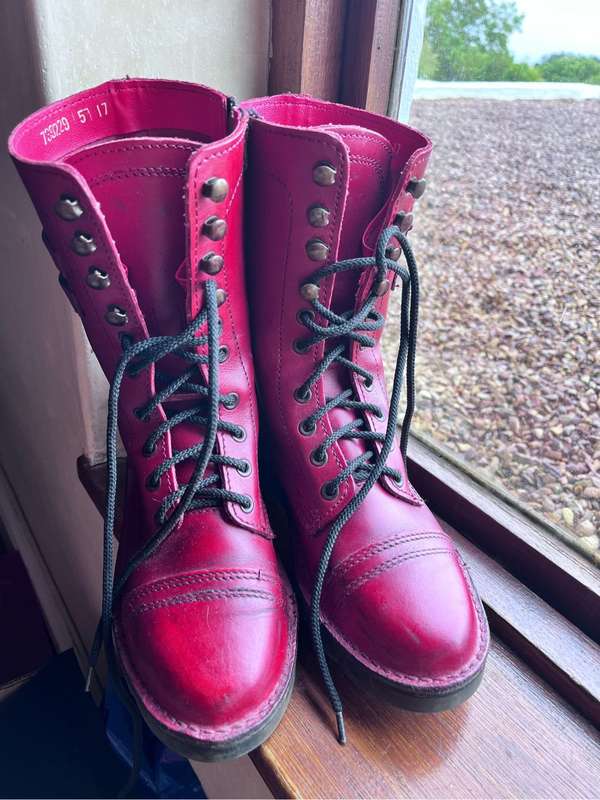 Red 100% leather Freestyle army boots (size 5)