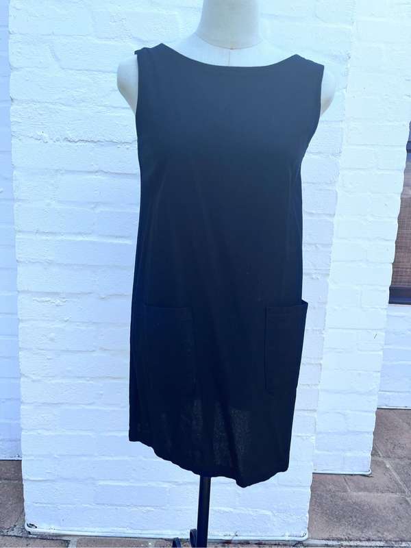 Short black dress with pockets - S