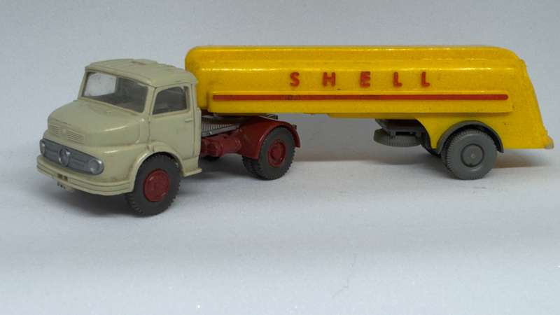 Mercedes -Benz Shell Tanker Truck  (Wiking)