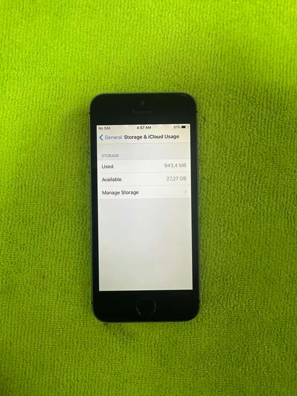 iphone 5S 32GB Cracked on top (pre owned)