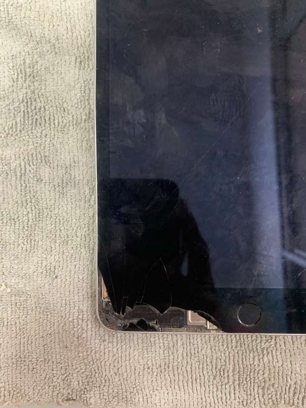 Ipad MIni 4 128GB Wifi Only Broken Touch (Pre Owned)
