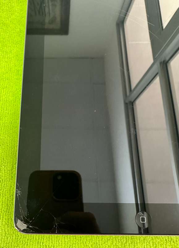 Ipad 3 64GB Wifi + Cellular (Cracked) (pre owned)