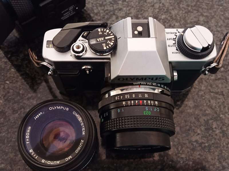 Near MINT Olympus OM-20 Silver SLR 35mm Film Camera AND RARE! NEAR MINT Olympus OM System ZUIKO Auto