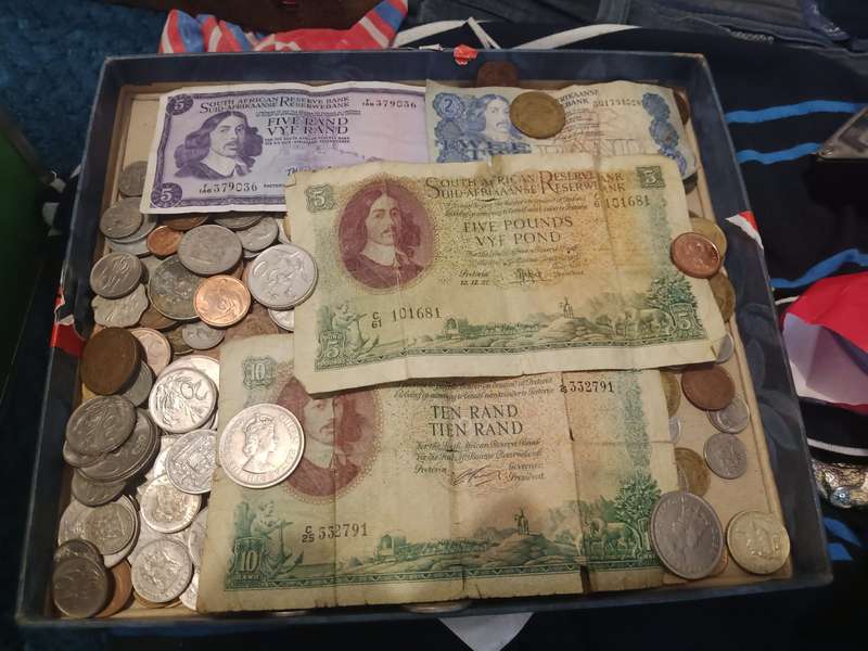 Treasure Coins and well used nots  More than 200 as a lot one bid for all