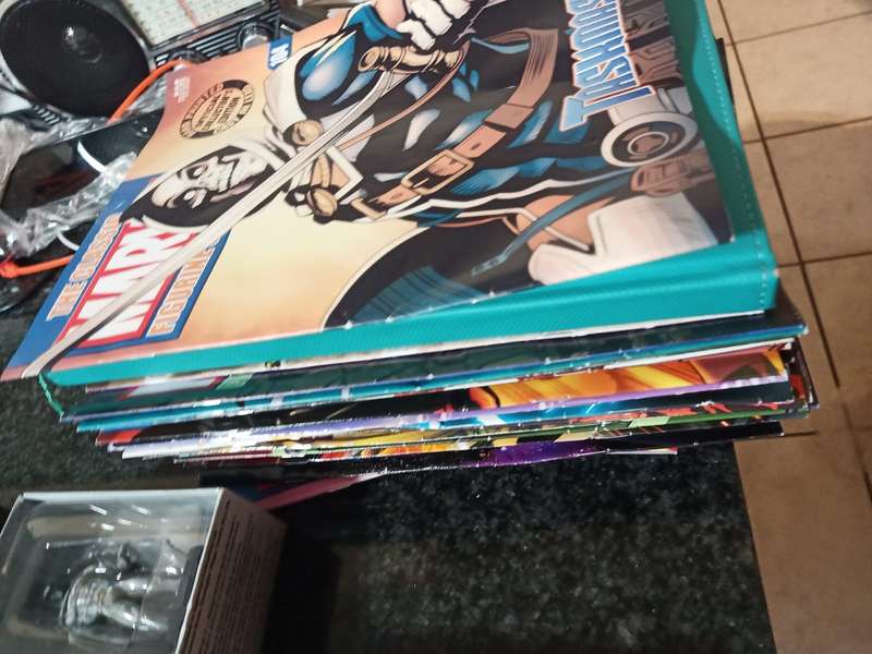 63 Collectors item Classic Marvel books plus Figures collection