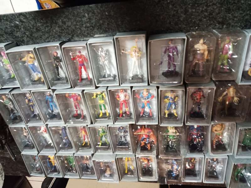 63 Collectors item Classic Marvel books plus Figures collection
