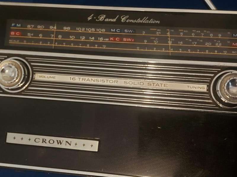 Vintage Grundig Satellit 2000 Radio for Sale.  In working condition.