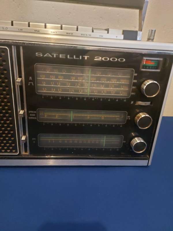 Vintage Grundig Satellit 2000 Radio for Sale.  In working condition.