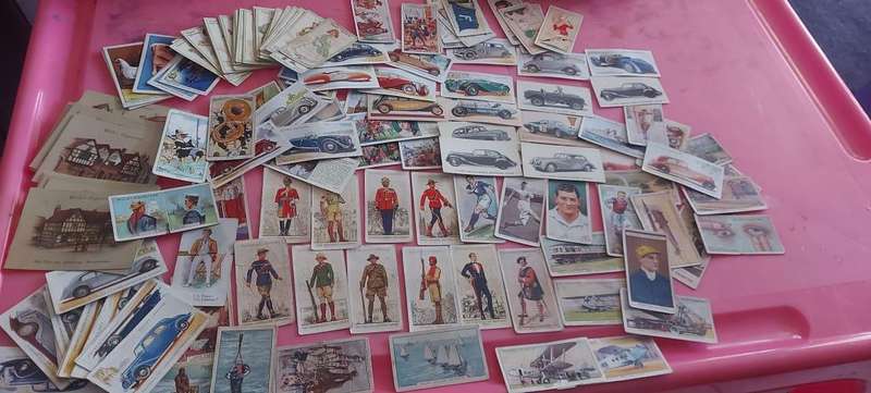 OVER 1000 CIGARETTE CARDS AND ALBUMS AND TWO CIGARETTE CARDS VALUES BOOKS