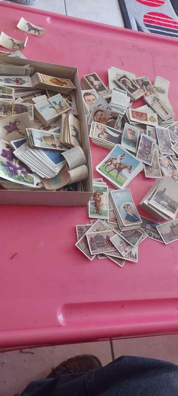 OVER 1000 CIGARETTE CARDS AND ALBUMS AND TWO CIGARETTE CARDS VALUES BOOKS
