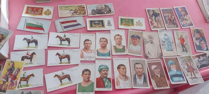 OVER 1000 CIGARETTE CARDS AND ALBUMS AND TWO CIGARETTE CARDS VALUES BOOKS