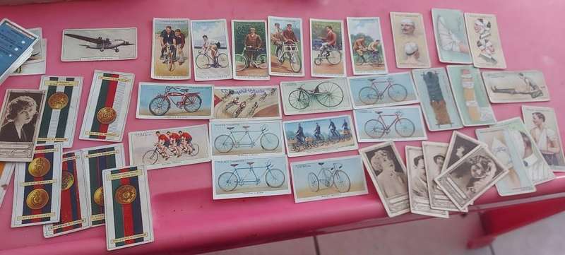 OVER 1000 CIGARETTE CARDS AND ALBUMS AND TWO CIGARETTE CARDS VALUES BOOKS