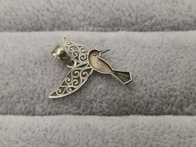 9ct Gold: Filigree Honey Bird Pendant - Size 17x20mm