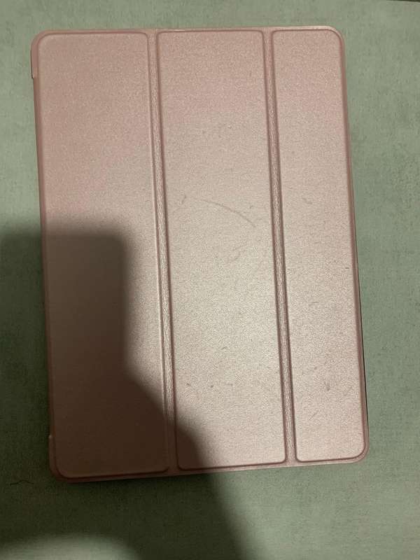 iPad 9.7 6th Gen 32GB (WiFi Only) Space Gray, Includes a pen + charger and case