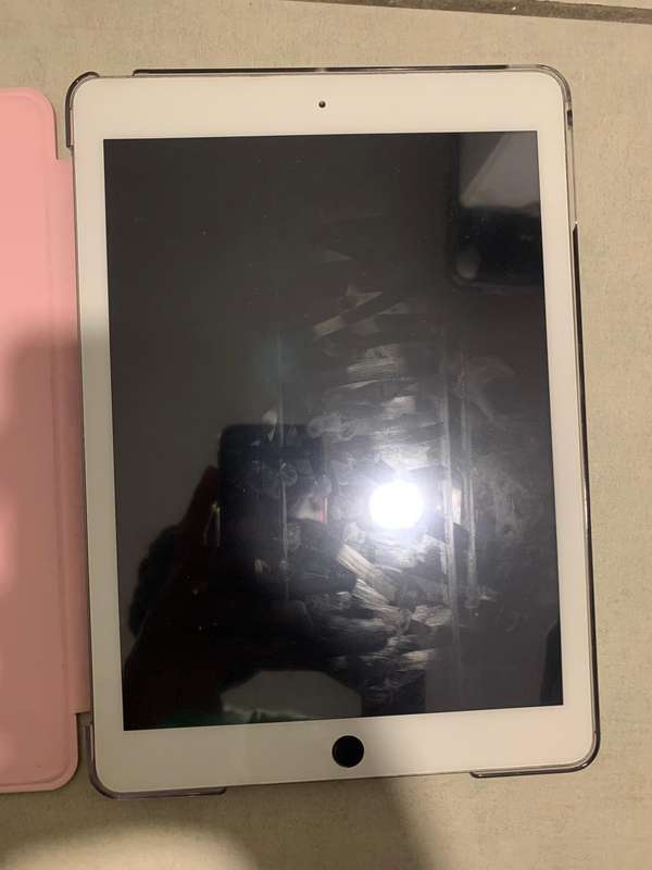 iPad 9.7 6th Gen 32GB (WiFi Only) Space Gray, Includes a pen + charger and case