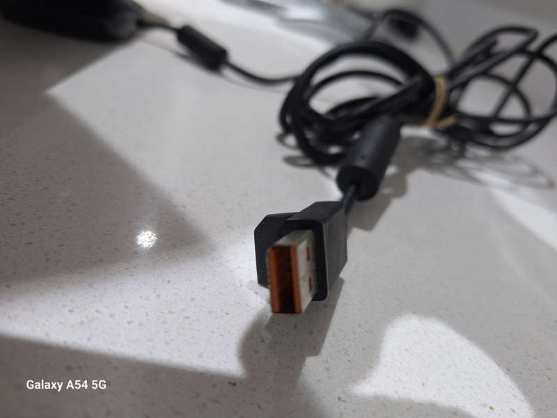 Kinect Sensor with Kinect Adventures Game (XBOX 360) / XBOX 360 KINECT WITH GAME - 14 DAYS WARRANTY!