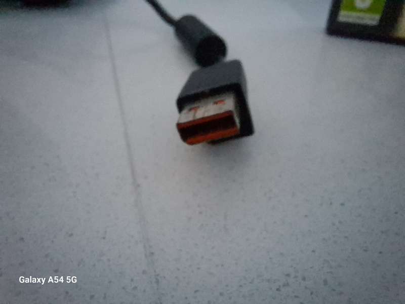 - CLEARANCE SALE! -  Kinect Sensor with KINECTIMALS Game (XBOX 360) / XBOX 360 KINECT WITH GAME