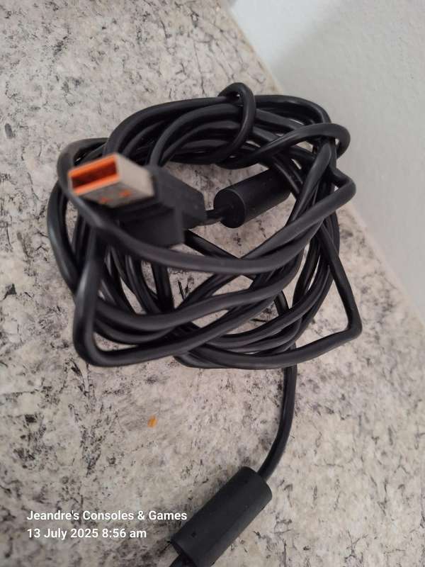 Kinect Sensor with Kinect Training Game (XBOX 360) / XBOX 360 KINECT WITH GAME