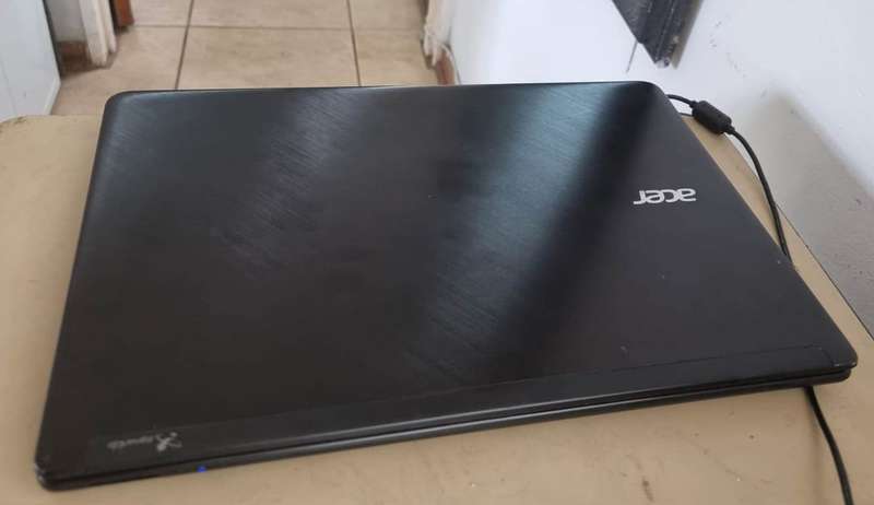 Superfast bargain Acer travelmate i5 ssd hhd 8gb ram 64bit Windows 10