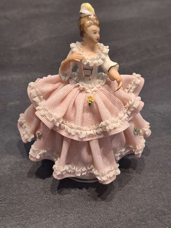 Stunning Dresden figurine 13cm high