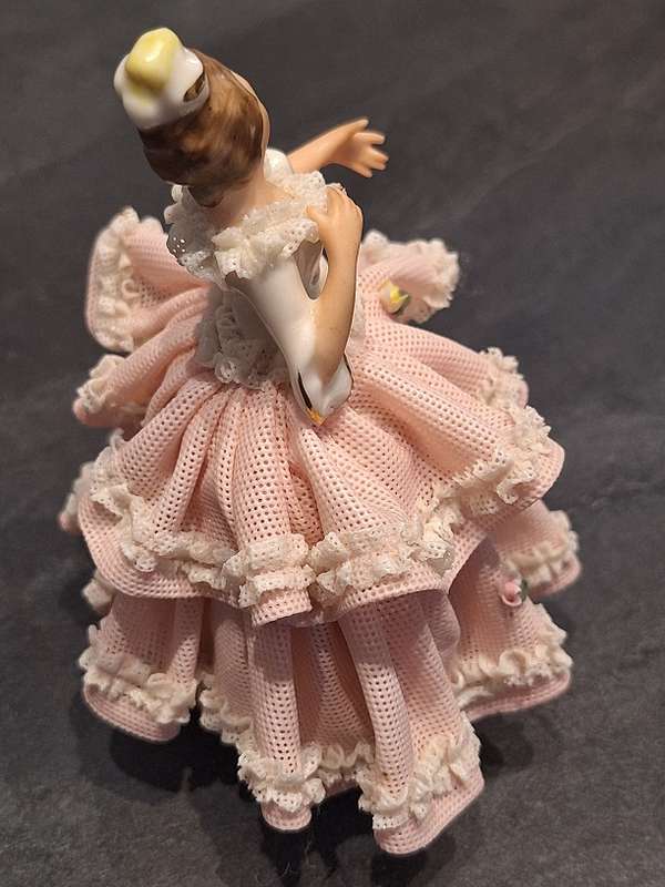 Stunning Dresden figurine 13cm high