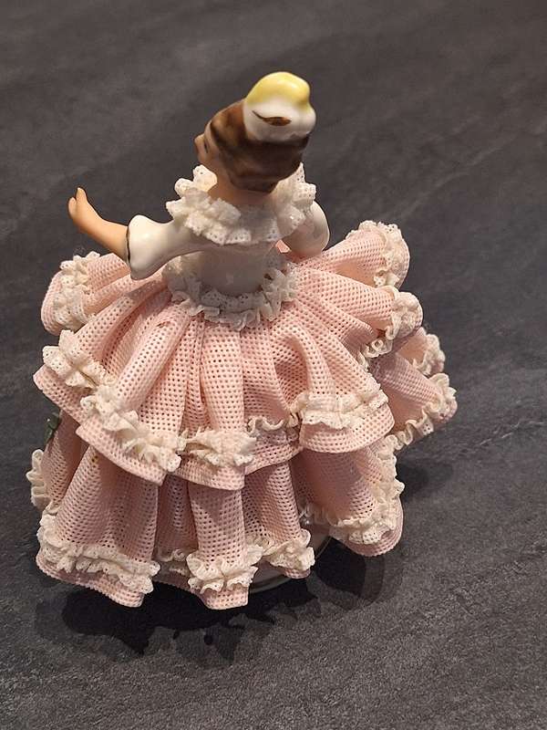 Stunning Dresden figurine 13cm high
