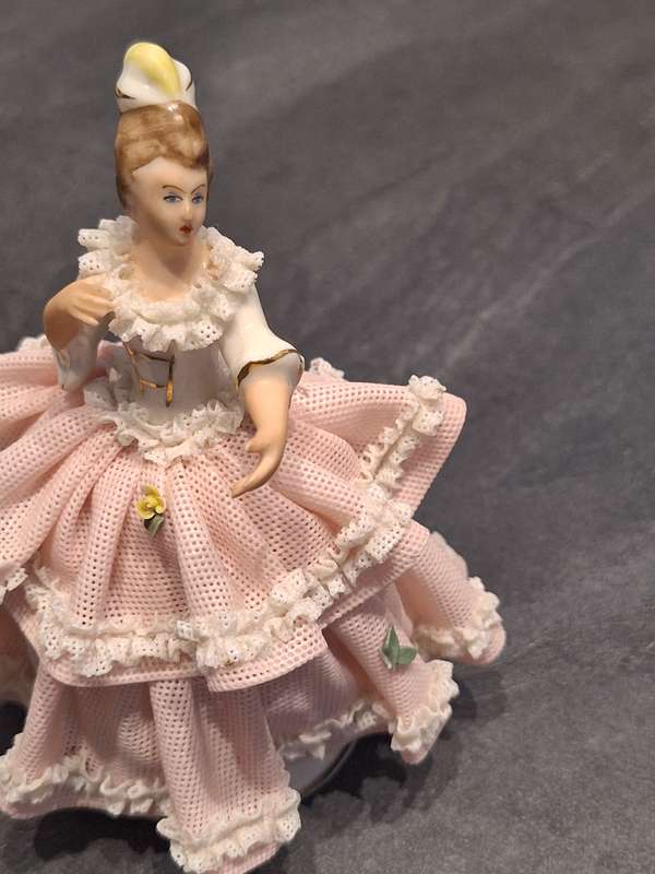 Stunning Dresden figurine 13cm high