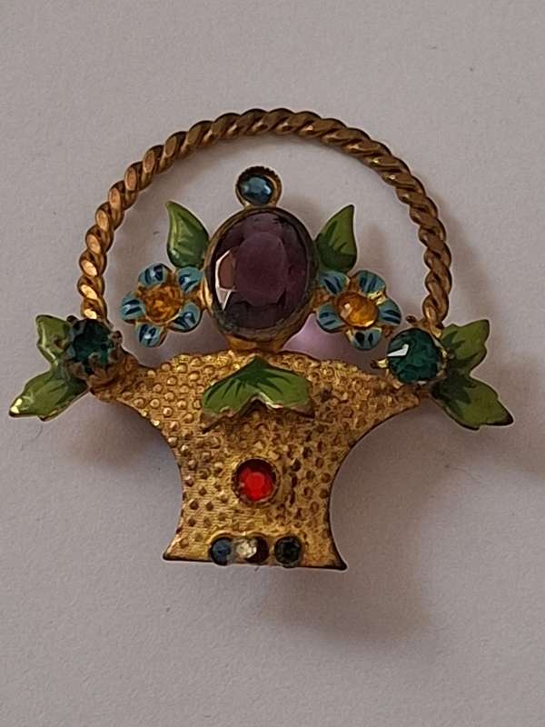 A Basket of flowers brooch