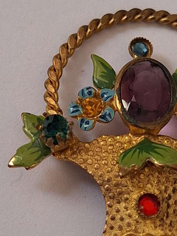 A Basket of flowers brooch