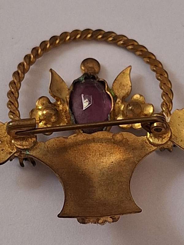 A Basket of flowers brooch