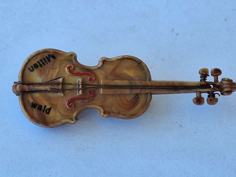 Violin brooch plastic
