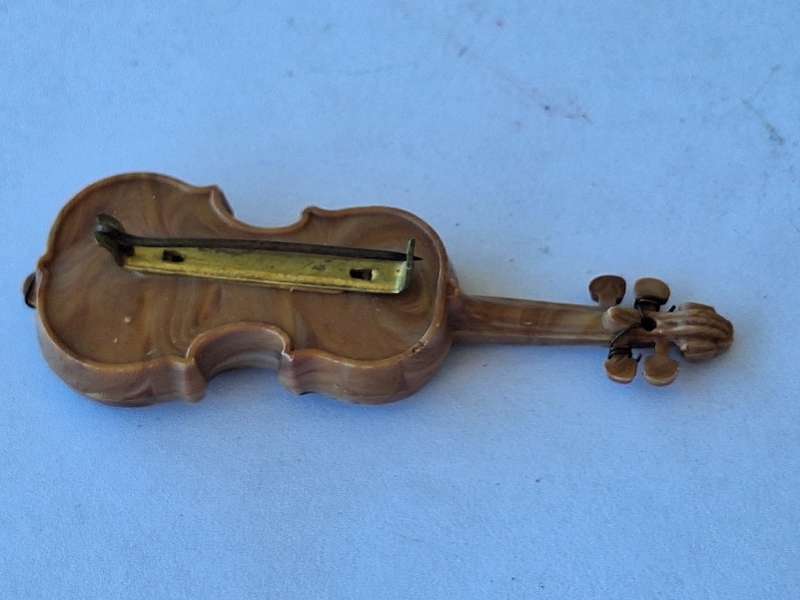 Violin brooch plastic