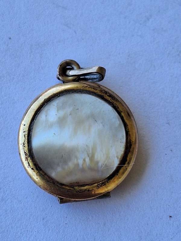 Lovely photo locket pendant 2cm diameter