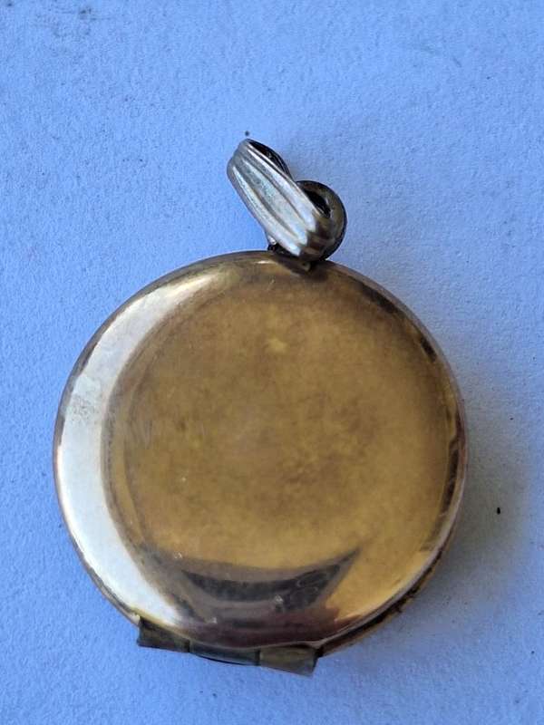 Lovely photo locket pendant 2cm diameter