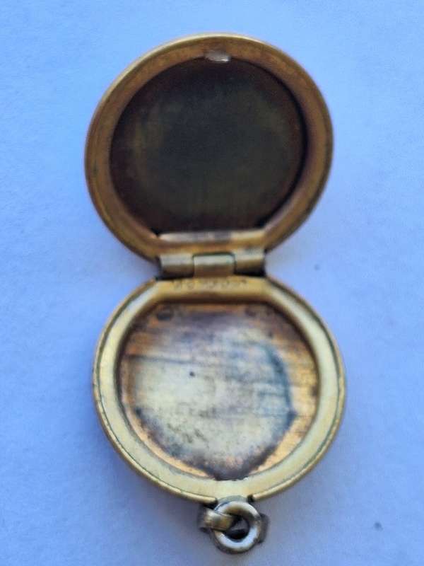 Lovely photo locket pendant 2cm diameter