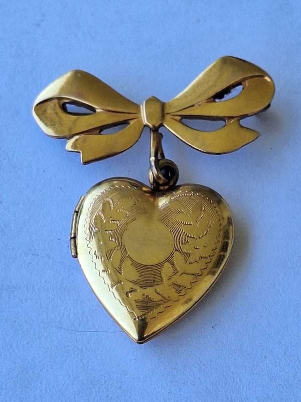 Rare, Vintage signed Lamode, marked 1/20 12k GF photo locket brooch
