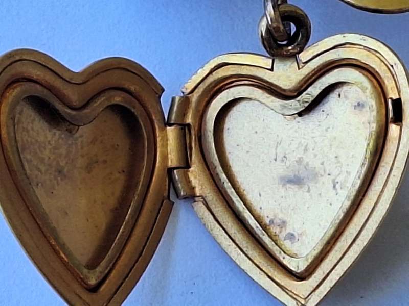 Rare, Vintage signed Lamode, marked 1/20 12k GF photo locket brooch