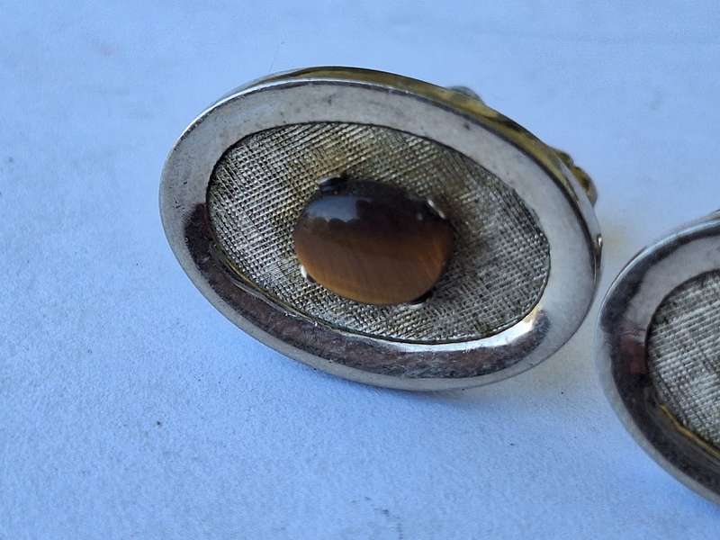 Cuff links with tigers eye center