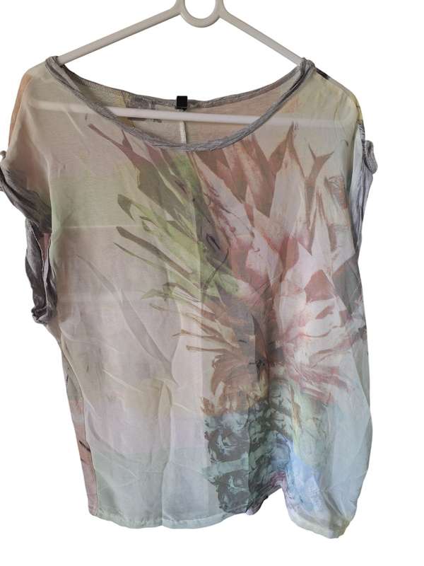 Lovely floral top 36