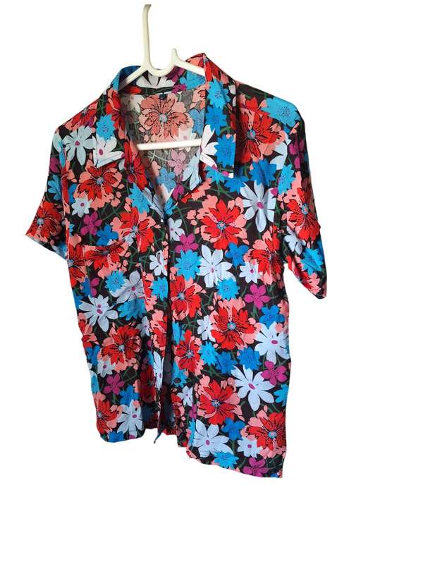 Lovely Floral shirt, no name, size small
