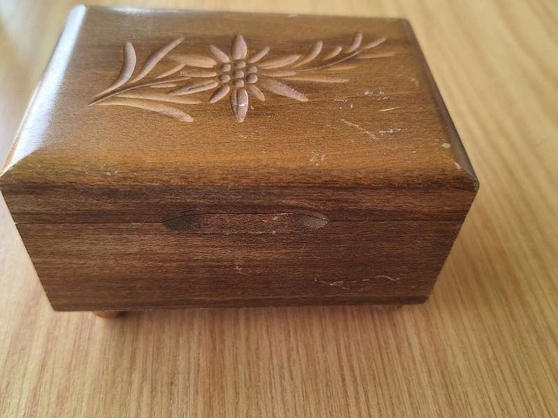 Wooden musical jewellery box