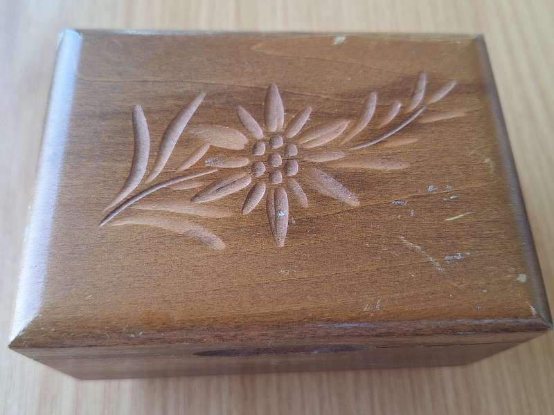 Wooden musical jewellery box