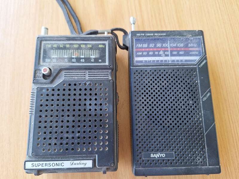 2 x Small radios untested