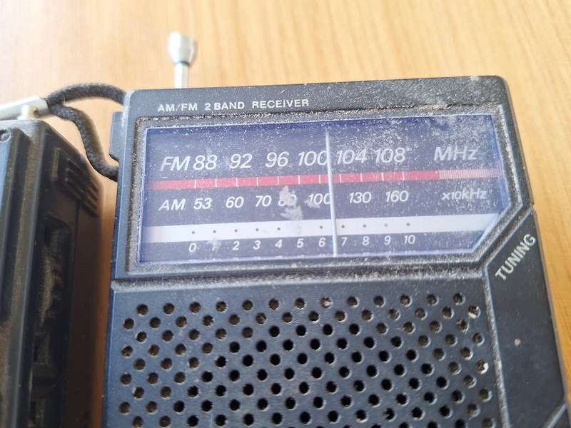 2 x Small radios untested
