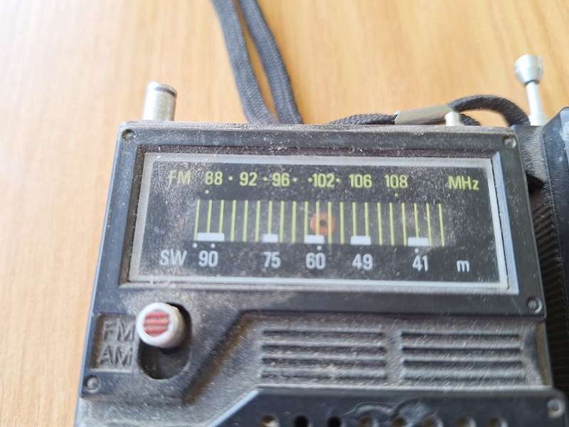 2 x Small radios untested