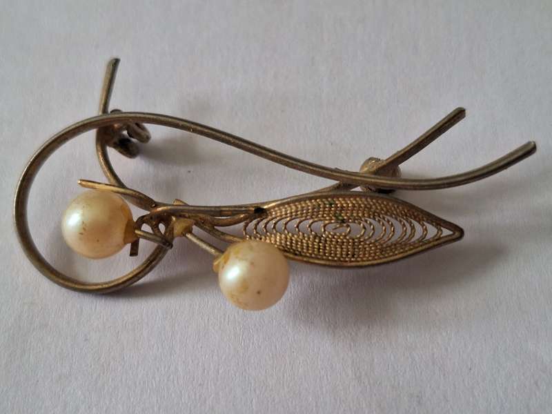 Vintage Gold tone filigree and faux pearls brooch no pin