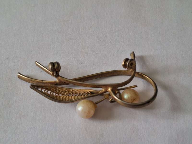 Vintage Gold tone filigree and faux pearls brooch no pin