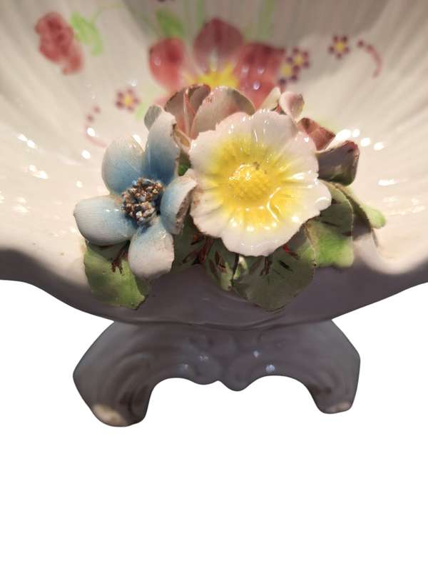 Vintage Capodenomte clam shell shaped decorative bowl